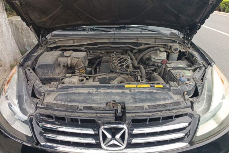 Used JMC Yusheng S350 2014 2.4T Automatic 2WD Diesel Luxury Version with Sunroof 5 Seats Engine Bay
