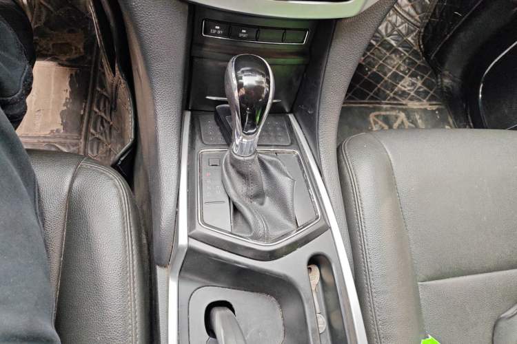 Used JMC Yusheng S350 2014 2.4T Automatic 2WD Diesel Luxury Version with Sunroof 7 Seats Gear Lever