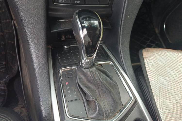 Used JMC Yusheng S350 2014 2.4T Automatic 2WD Diesel Luxury Version with Sunroof 5 Seats Gear Lever