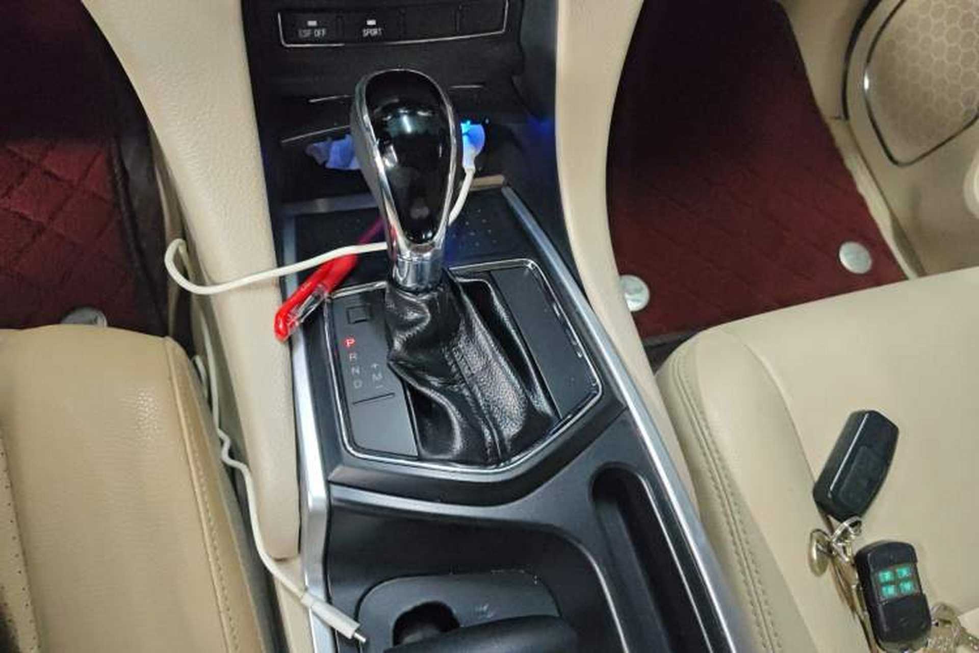 Used JMC Yusheng S350 2014 2.4T Automatic 2WD Diesel Luxury Version with Sunroof 5 Seats Gear Lever