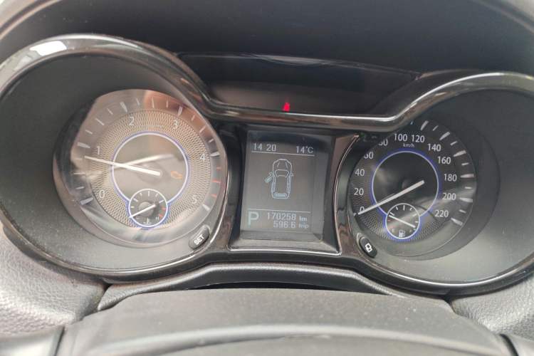 Used JMC Yusheng S350 2014 2.4T Automatic 2WD Diesel Luxury Version with Sunroof 7 Seats Instrument Cluster