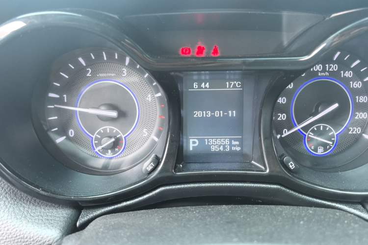 Used JMC Yusheng S350 2014 2.4T Automatic 2WD Diesel Luxury Version with Sunroof 5 Seats Instrument Cluster