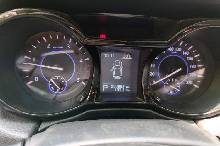 Used JMC Yusheng S350 2014 2.4T Automatic 4x4 Diesel Luxury Version with Sunroof 7 Seats Instrument Cluster