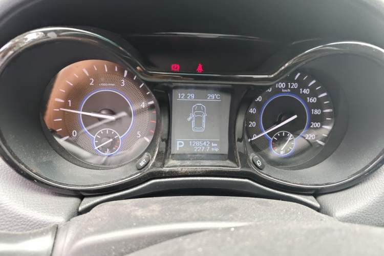 Used JMC Yusheng S350 2014 2.4T Automatic 2WD Diesel Luxury Version with Sunroof 7 Seats Instrument Cluster
