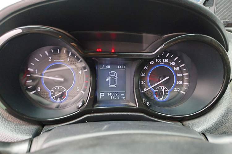 Used JMC Yusheng S350 2014 2.4T Automatic 2WD Diesel Luxury Version with Sunroof 5 Seats Instrument Cluster