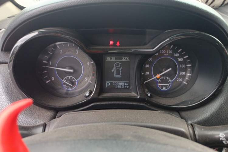 Used JMC Yusheng S350 2014 2.4T Automatic 2WD Diesel Luxury Version with Sunroof 5 Seats Instrument Cluster
