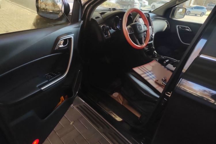 Used JMC Yusheng S350 2014 2.4T Automatic 2WD Diesel Luxury Version with Sunroof 5 Seats Interior 3