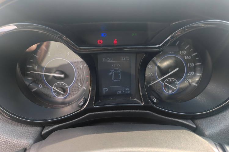Used JMC Yusheng S350 2014 2.4T Automatic 2WD Diesel Luxury Version with Sunroof 5 Seats Interior 4