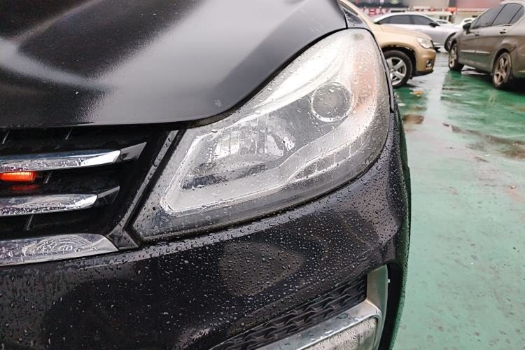 Used JMC Yusheng S350 2014 2.4T Automatic 2WD Diesel Luxury Version with Sunroof 5 Seats Left Front Headlight