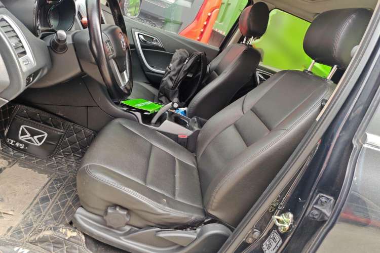 Used JMC Yusheng S350 2014 2.4T Automatic 2WD Diesel Luxury Version with Sunroof 7 Seats Left Front Seat