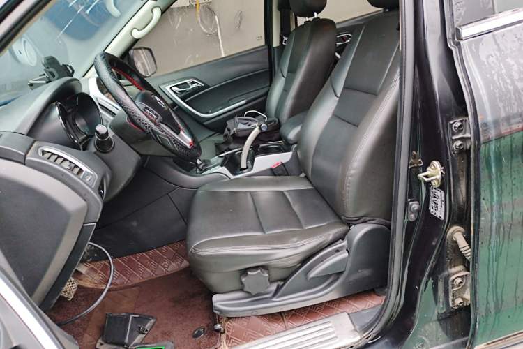 Used JMC Yusheng S350 2014 2.4T Automatic 2WD Diesel Luxury Version with Sunroof 5 Seats Left Front Seat