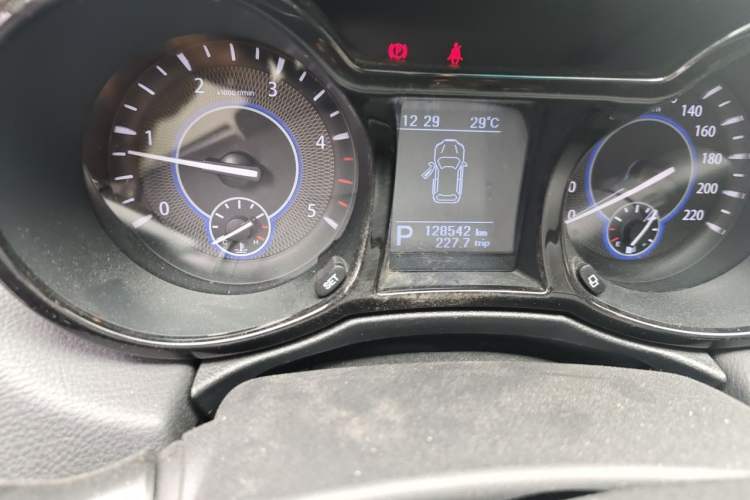 Used JMC Yusheng S350 2014 2.4T Automatic 2WD Diesel Luxury Version with Sunroof 7 Seats Odometer Close Up