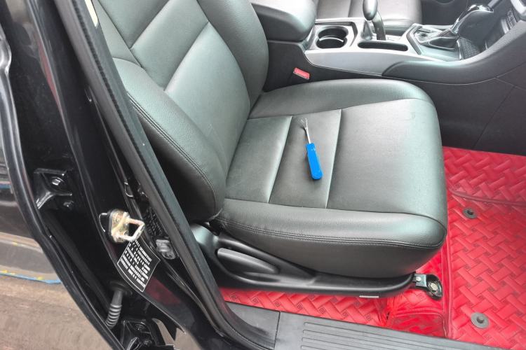 Used JMC Yusheng S350 2014 2.4T Automatic 2WD Diesel Luxury Version with Sunroof 5 Seats Right Front Seat