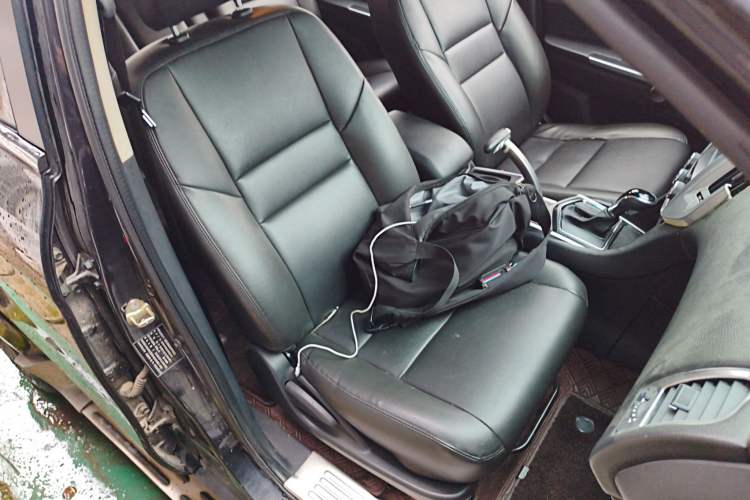 Used JMC Yusheng S350 2014 2.4T Automatic 2WD Diesel Luxury Version with Sunroof 5 Seats Right Front Seat