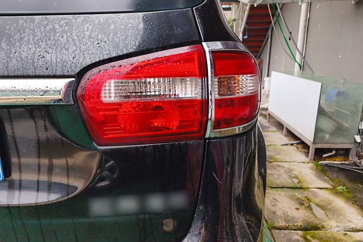 Used JMC Yusheng S350 2014 2.4T Automatic 2WD Diesel Luxury Version with Sunroof 5 Seats Right Rear Taillight