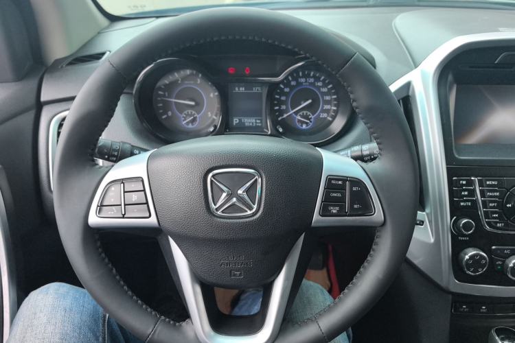 Used JMC Yusheng S350 2014 2.4T Automatic 2WD Diesel Luxury Version with Sunroof 5 Seats Steering Wheel