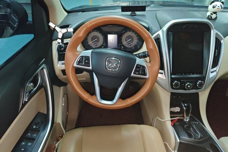 Used JMC Yusheng S350 2014 2.4T Automatic 2WD Diesel Luxury Version with Sunroof 5 Seats Steering Wheel