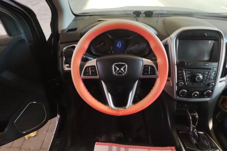 Used JMC Yusheng S350 2014 2.4T Automatic 2WD Diesel Luxury Version with Sunroof 5 Seats Steering Wheel