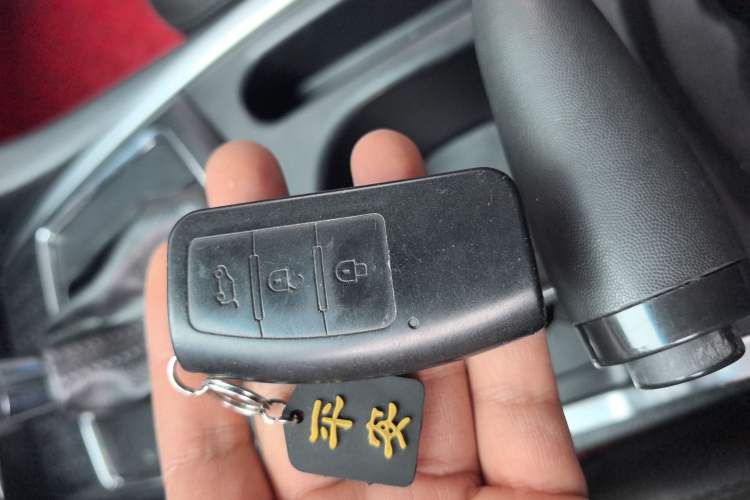 Used JMC Yusheng S350 2014 2.4T Automatic 2WD Diesel Luxury Version with Sunroof 5 Seats Vehicle Key