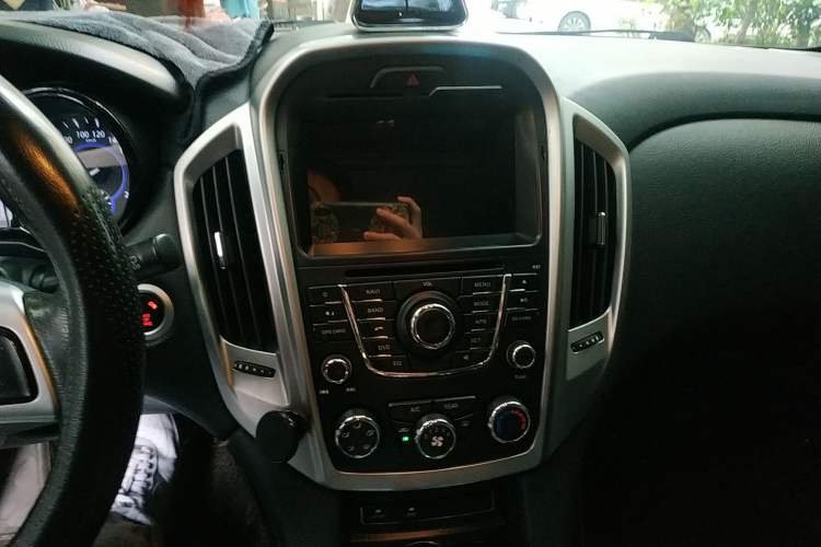 Used JMC Yusheng S350 2014 2.4T Automatic 2WD Diesel Luxury Version with Sunroof 7 Seats Audio And AC Panel