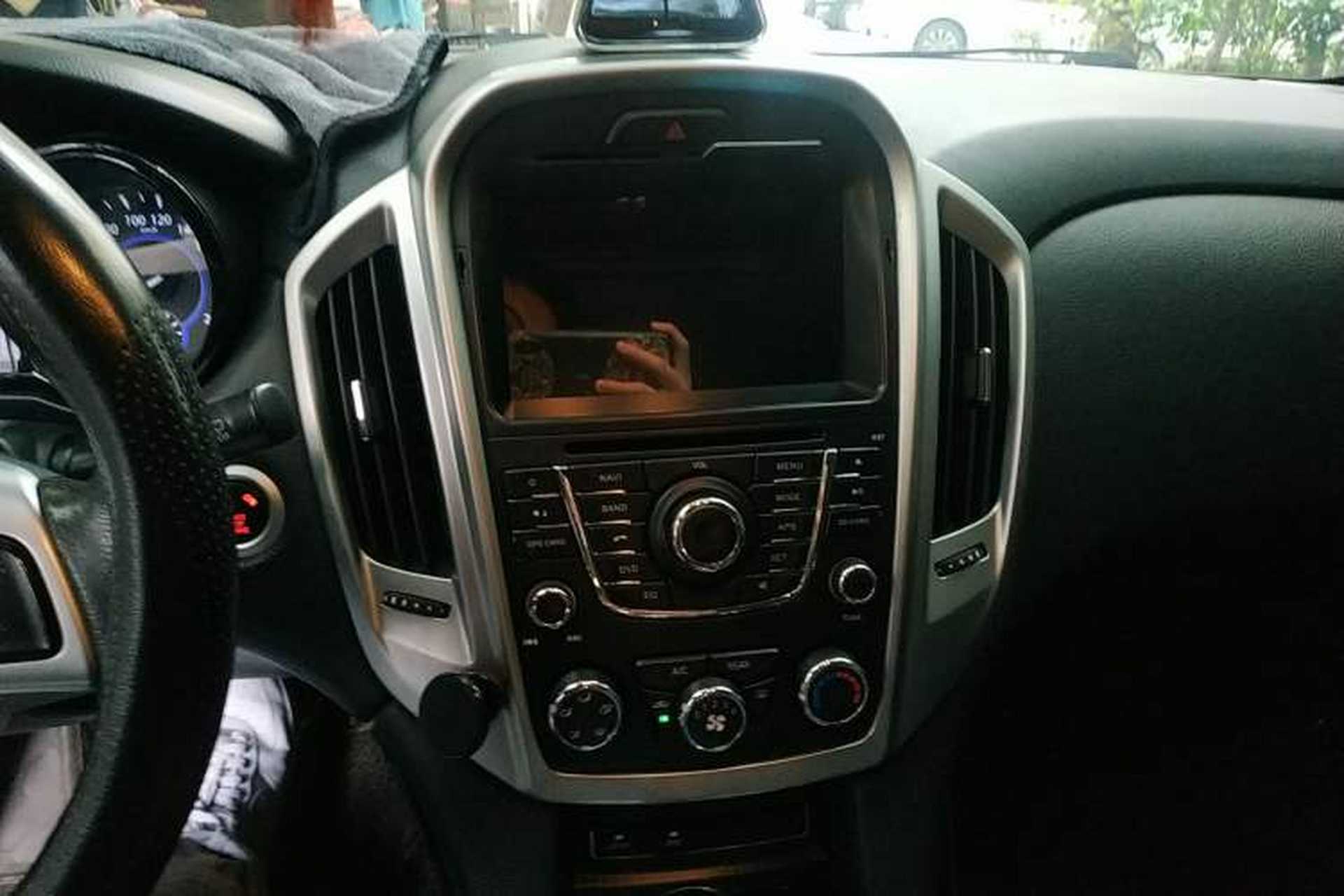 Used JMC Yusheng S350 2014 2.4T Automatic 2WD Diesel Luxury Version with Sunroof 7 Seats Audio And AC Panel