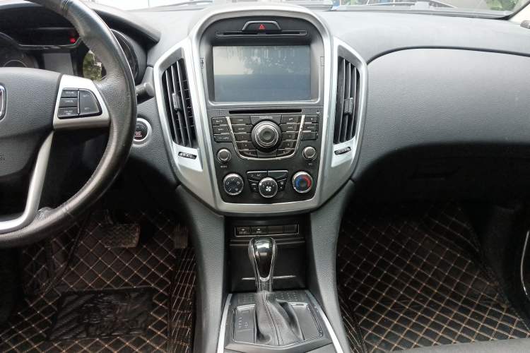 Used JMC Yusheng S350 2014 2.4T Automatic 4x4 Diesel Luxury Version with Sunroof 5 Seats Audio And AC Panel
