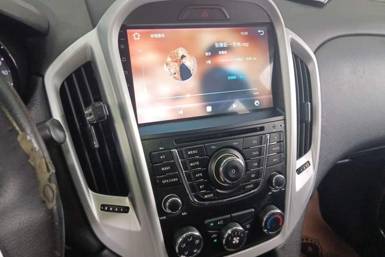 Used JMC Yusheng S350 2014 2.4T Automatic 2WD Diesel Luxury Version with Sunroof 5 Seats Audio And AC Panel