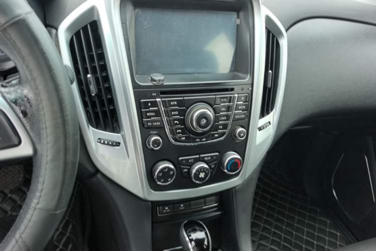 Used JMC Yusheng S350 2014 2.4T Automatic 2WD Diesel Luxury Version with Sunroof 7 Seats Audio And AC Panel