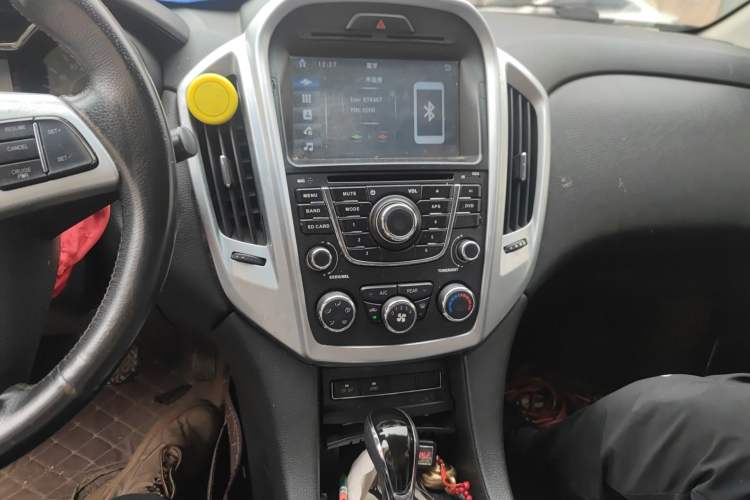 Used JMC Yusheng S350 2014 2.4T Automatic 2WD Diesel Luxury Version with Sunroof 7 Seats Audio And AC Panel