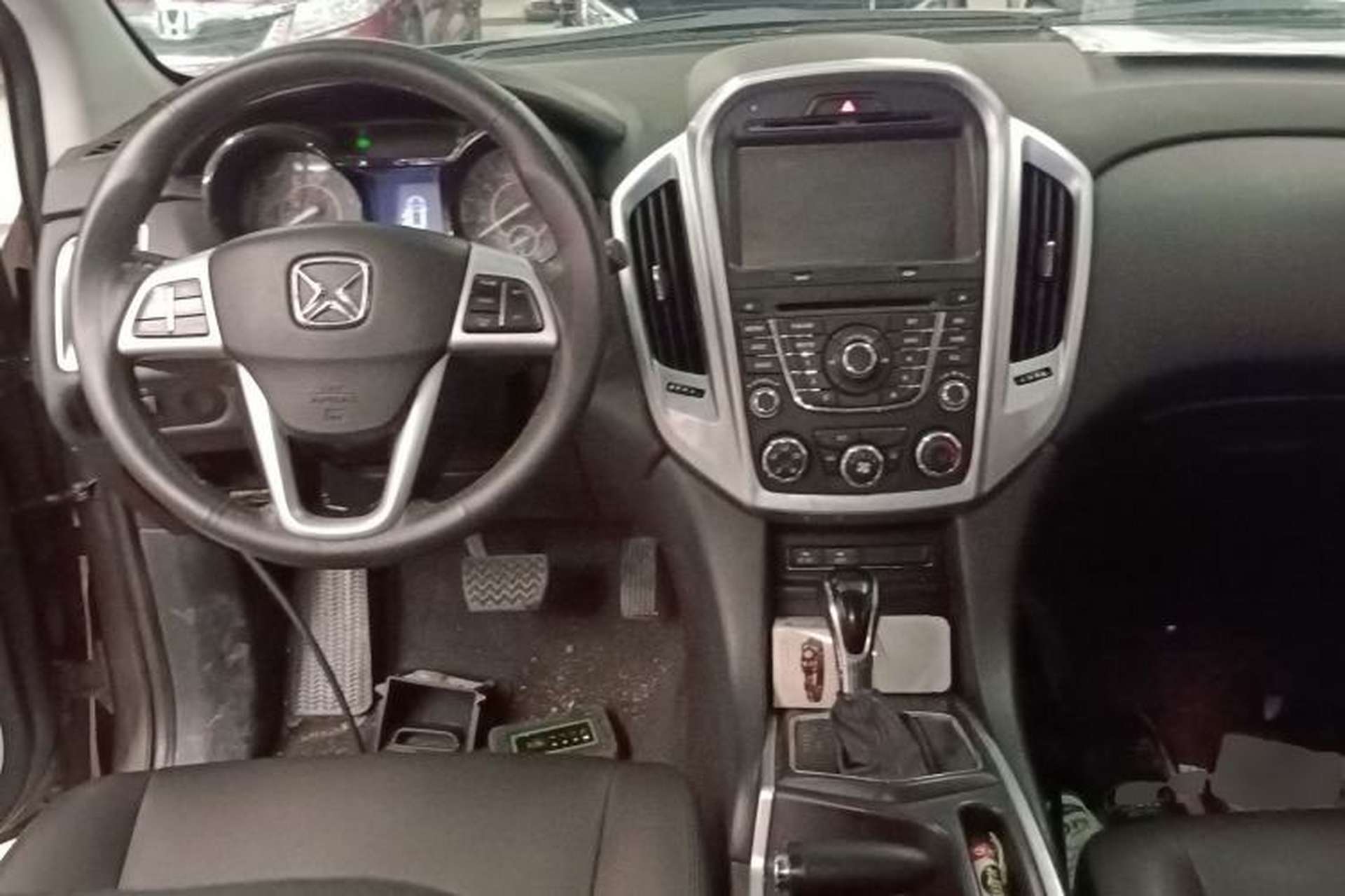 Used JMC Yusheng S350 2014 2.4T Automatic 2WD Diesel Luxury Version with Sunroof 5 Seats Center Console