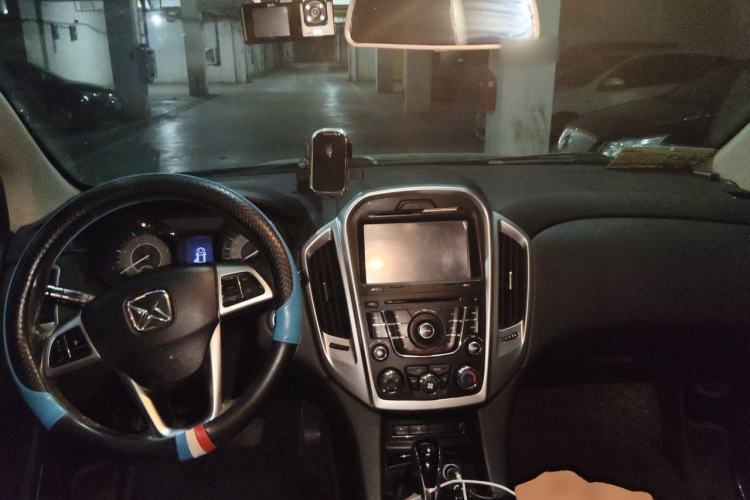 Used JMC Yusheng S350 2014 2.4T Automatic 2WD Diesel Luxury Version with Sunroof 5 Seats Center Console