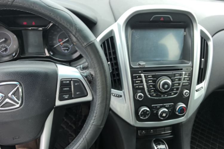 Used JMC Yusheng S350 2014 2.4T Automatic 2WD Diesel Luxury Version with Sunroof 7 Seats Center Console