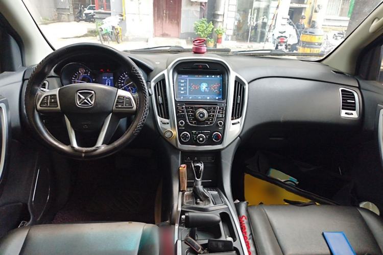 Used JMC Yusheng S350 2014 2.4T Automatic 2WD Diesel Luxury Version with Sunroof 5 Seats Center Console