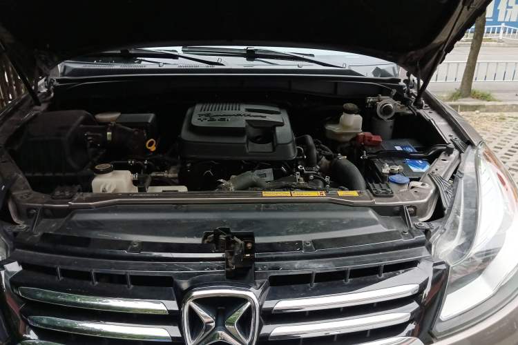 Used JMC Yusheng S350 2014 2.4T Automatic 4x4 Diesel Luxury Version with Sunroof 5 Seats Engine Bay