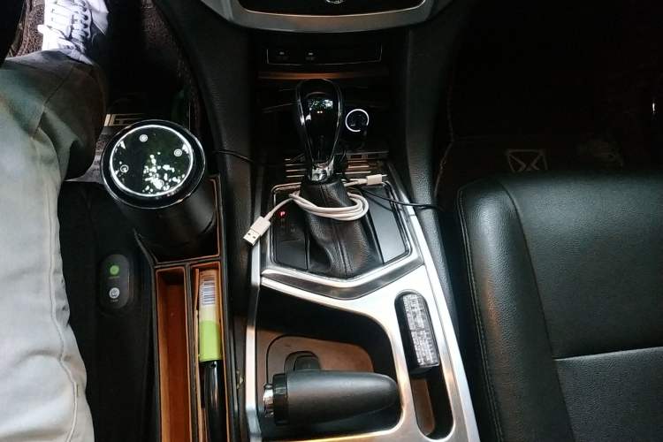 Used JMC Yusheng S350 2014 2.4T Automatic 2WD Diesel Luxury Version with Sunroof 7 Seats Gear Lever