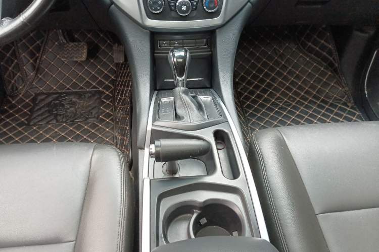 Used JMC Yusheng S350 2014 2.4T Automatic 4x4 Diesel Luxury Version with Sunroof 5 Seats Gear Lever