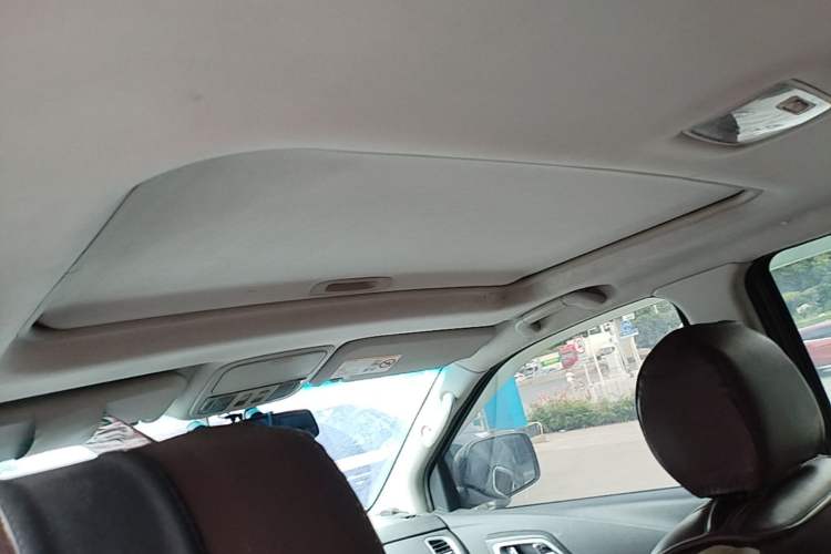 Used JMC Yusheng S350 2014 2.4T Automatic 2WD Diesel Luxury Version with Sunroof 5 Seats Headliner