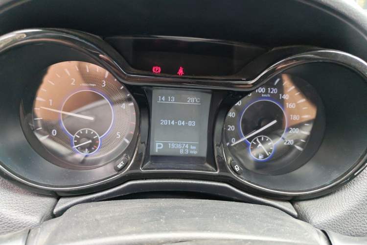 Used JMC Yusheng S350 2014 2.4T Automatic 2WD Diesel Luxury Version with Sunroof 5 Seats Instrument Cluster