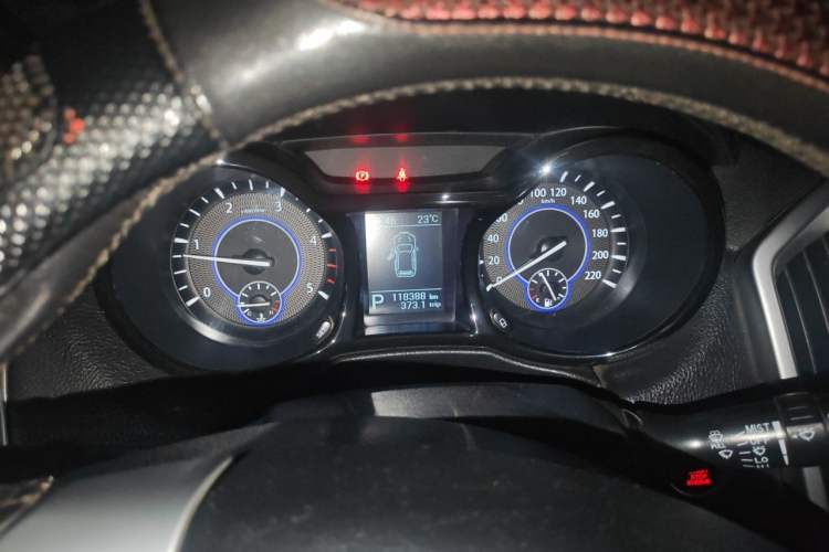 Used JMC Yusheng S350 2014 2.4T Automatic 4x4 Diesel Luxury Version with Sunroof 5 Seats Instrument Cluster