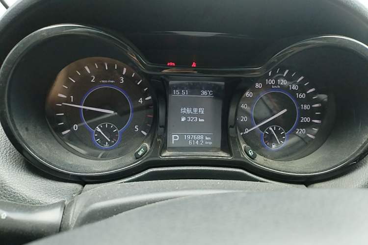 Used JMC Yusheng S350 2014 2.4T Automatic 2WD Diesel Luxury Version with Sunroof 5 Seats Instrument Cluster