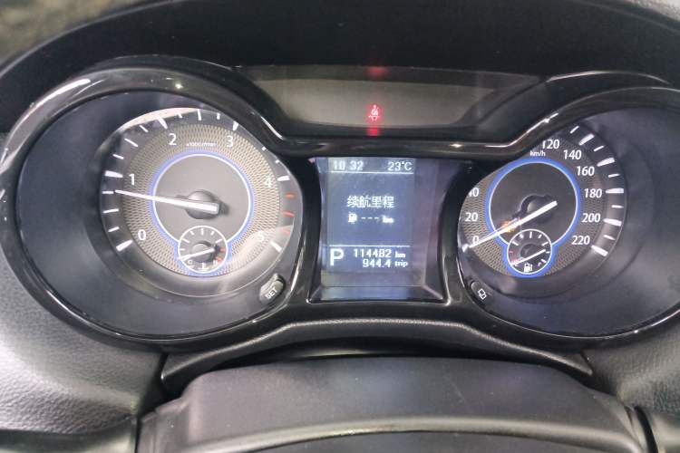 Used JMC Yusheng S350 2014 2.4T Automatic 2WD Diesel Luxury Version with Sunroof 5 Seats Instrument Cluster