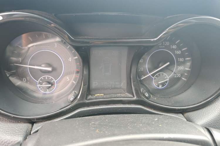 Used JMC Yusheng S350 2014 2.4T Automatic 2WD Diesel Luxury Version with Sunroof 5 Seats Instrument Cluster
