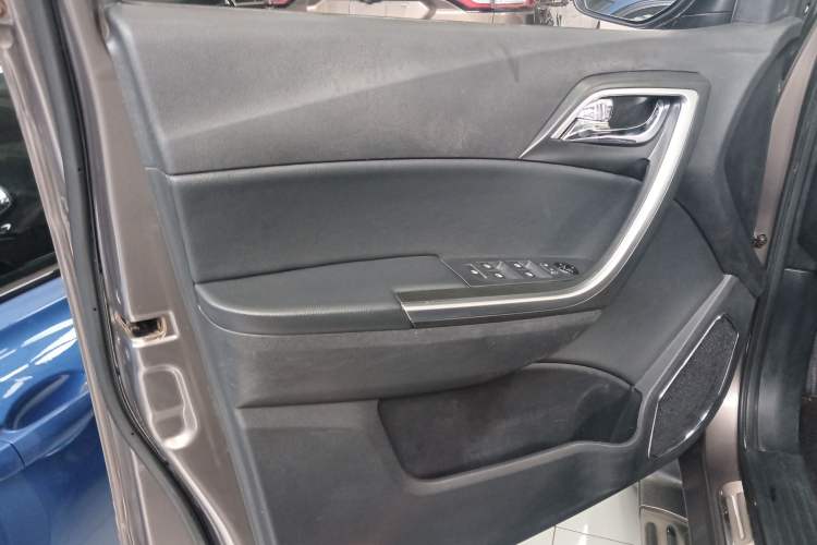 Used JMC Yusheng S350 2014 2.4T Automatic 2WD Diesel Luxury Version with Sunroof 5 Seats Left Front Door Interior