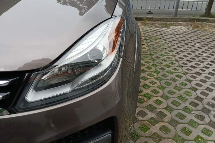 Used JMC Yusheng S350 2014 2.4T Automatic 4x4 Diesel Luxury Version with Sunroof 5 Seats Left Front Headlight