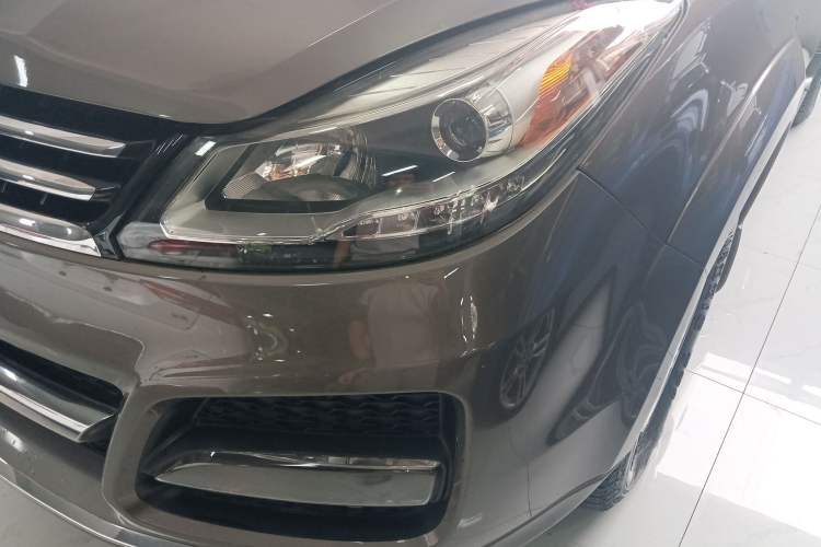 Used JMC Yusheng S350 2014 2.4T Automatic 2WD Diesel Luxury Version with Sunroof 5 Seats Left Front Headlight