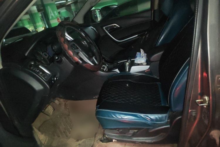 Used JMC Yusheng S350 2014 2.4T Automatic 4x4 Diesel Luxury Version with Sunroof 5 Seats Left Front Seat