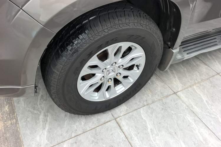 Used JMC Yusheng S350 2014 2.4T Automatic 2WD Diesel Luxury Version with Sunroof 7 Seats Left Front Wheel Hub