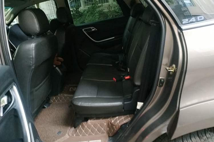 Used JMC Yusheng S350 2014 2.4T Automatic 2WD Diesel Luxury Version with Sunroof 7 Seats Left Rear Seat