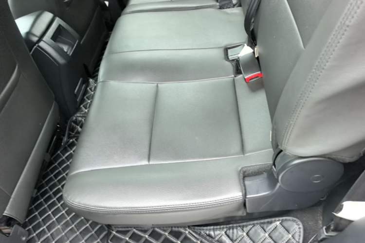 Used JMC Yusheng S350 2014 2.4T Automatic 2WD Diesel Luxury Version with Sunroof 7 Seats Left Rear Seat
