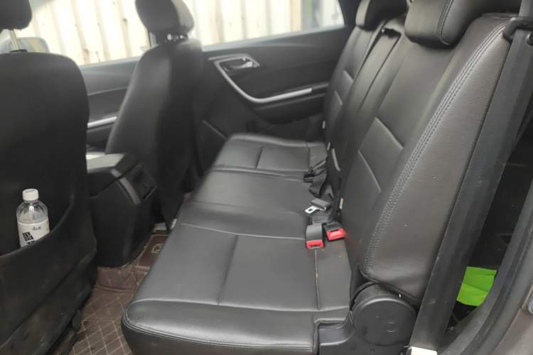 Used JMC Yusheng S350 2014 2.4T Automatic 2WD Diesel Luxury Version with Sunroof 7 Seats Left Rear Seat